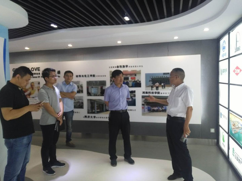 董事長倪貴全介紹公司正商地產(chǎn)、中鐵等戰(zhàn)略合作單位_開來SECOV濕克威防水